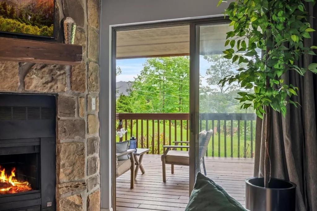 Views & Fireplace - Minutes To Gburg And Ober - Condo ガトリンバーグ エクステリア 写真