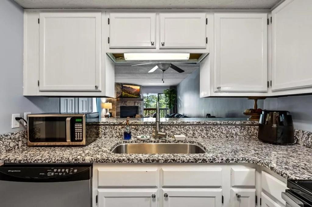 Views & Fireplace - Minutes To Gburg And Ober - Condo ガトリンバーグ エクステリア 写真